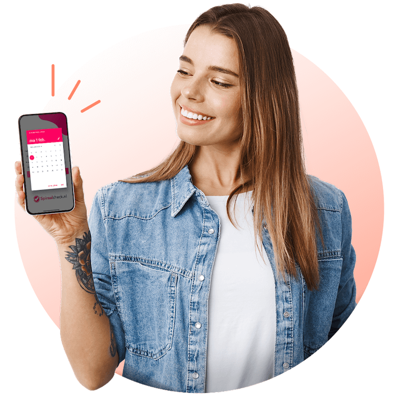 Vrouw bekijkt haar herinnering op haar telefoon